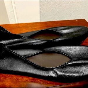 Beautiful brand new women’s black patent leather Charleston’s ballet flats